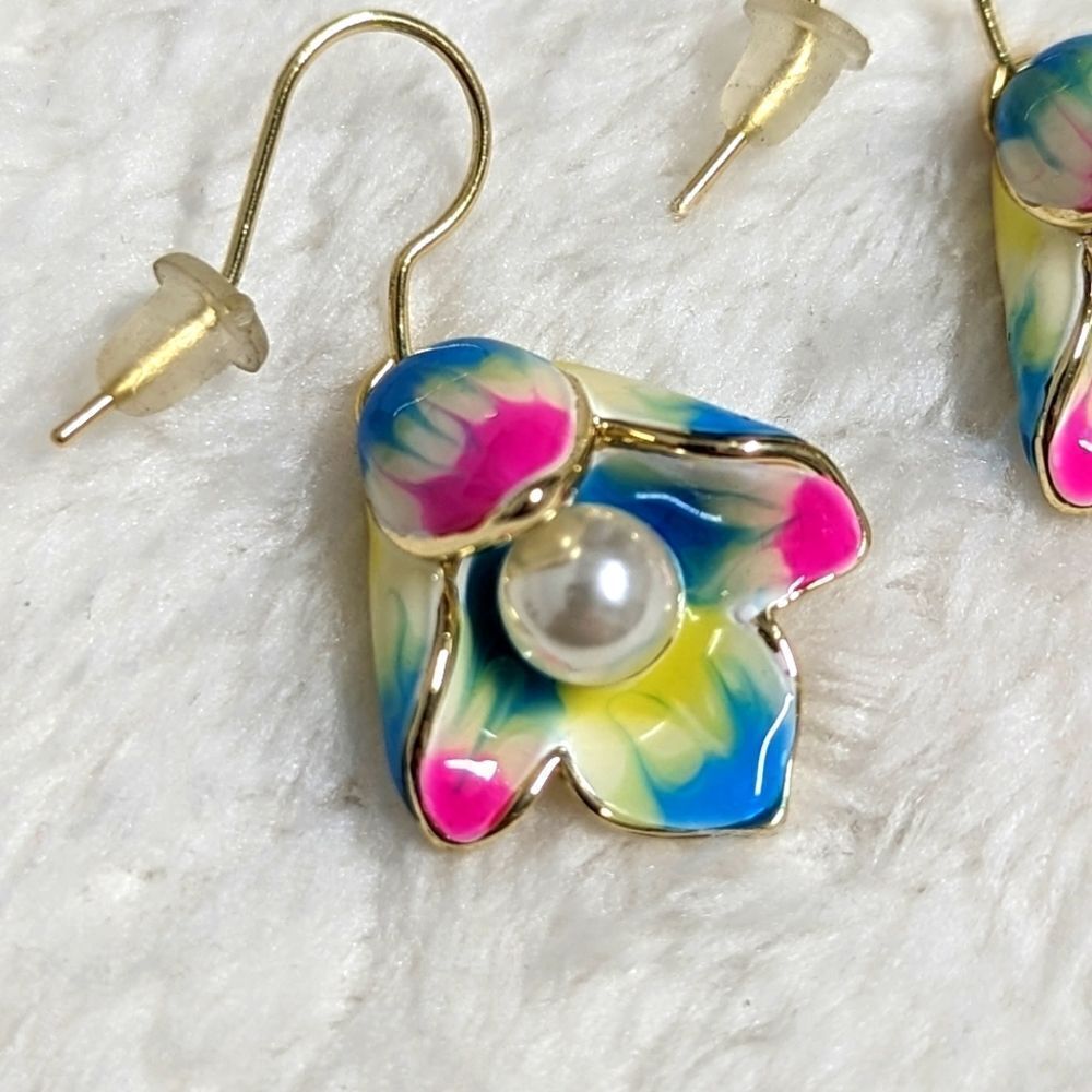 NWOT Lovely Blucome Floral Enamel w/ Faux Pearl Center Pierced Earrings - Picture 2 of 5